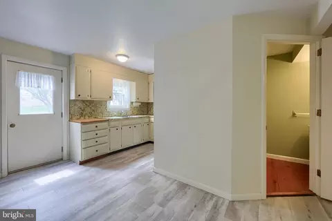 Entry Way - 33 Woodland Ave, Lititz, PA 17543 photo 3 of 4