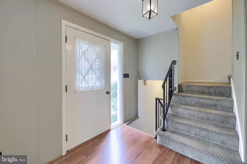 Entry Way - 33 Woodland Ave, Lititz, PA 17543 photo 2 of 4