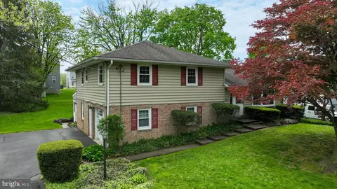 Exterior - 33 Woodland Ave, Lititz, PA 17543 photo 3 of 3