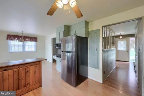 Entry Way - 33 Woodland Ave, Lititz, PA 17543 photo 1 of 4