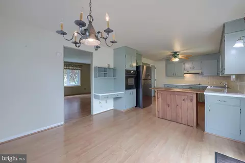 Kitchen - 33 Woodland Ave, Lititz, PA 17543 photo 2 of 3