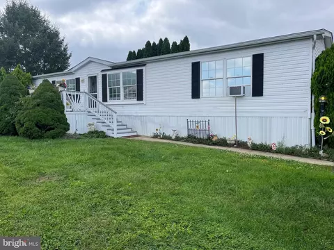 215 Longwood Ct W, Lancaster, PA 17603