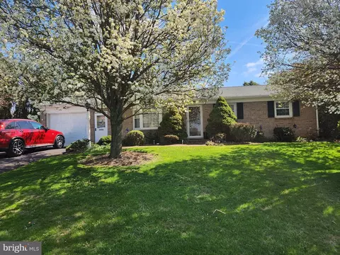 179 Eastbrook Rd, Smoketown, PA 17576