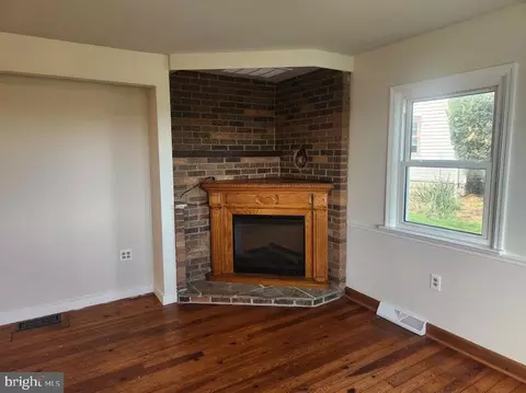 Living - 827 Disston View Dr, Lititz, PA 17543 photo 4 of 4