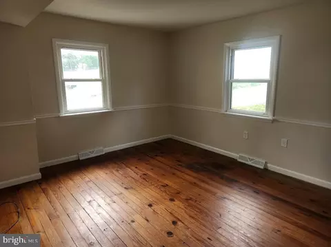 Living - 827 Disston View Dr, Lititz, PA 17543 photo 3 of 4
