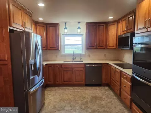 Kitchen - 827 Disston View Dr, Lititz, PA 17543 photo 2 of 4