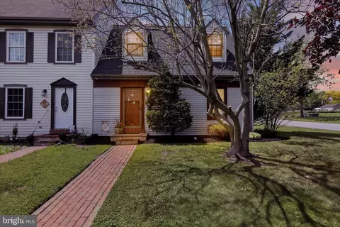 40 Carriage House Dr, Willow Street, PA 17584