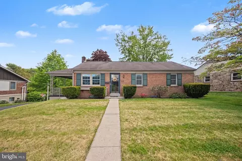 422 Westview Dr, Akron, PA 17501
