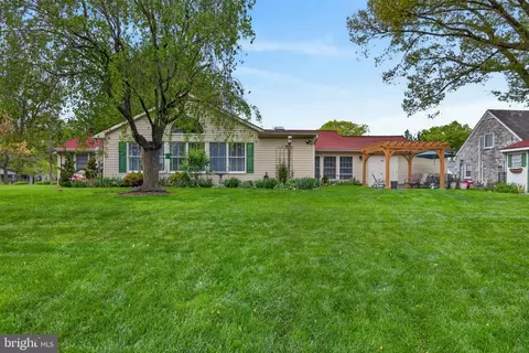 Exterior - 102 E Third Ave, Lititz, PA 17543 photo 7 of 11