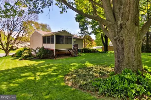 Exterior - 34 S Oak St, Lititz, PA 17543 photo 9 of 12