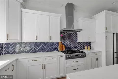 Kitchen - 658 Fleetwood Dr, Lititz, PA 17543 photo 2 of 6