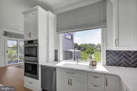 Kitchen - 658 Fleetwood Dr, Lititz, PA 17543 photo 3 of 6