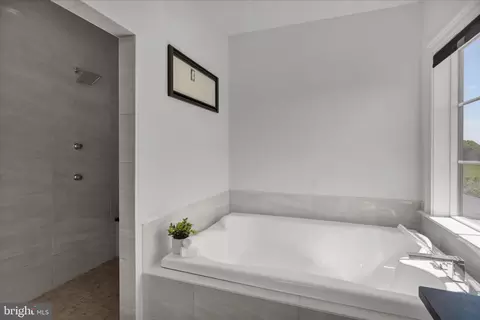 Bath - 658 Fleetwood Dr, Lititz, PA 17543 photo 9 of 11