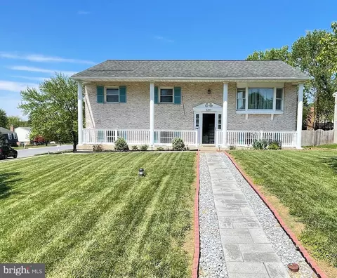 2209 Bob White Ln, Lancaster, PA 17601