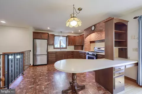 Kitchen - 242 Skyview Ln, Lititz, PA 17543 photo 2 of 5