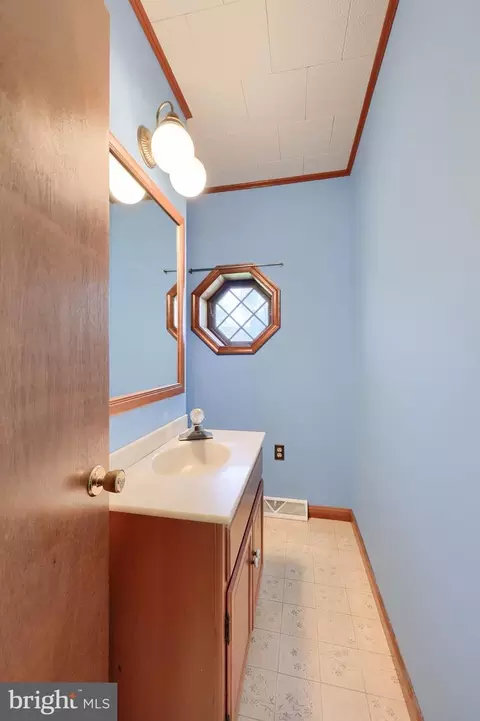 Bath - 242 Skyview Ln, Lititz, PA 17543 photo 2 of 2