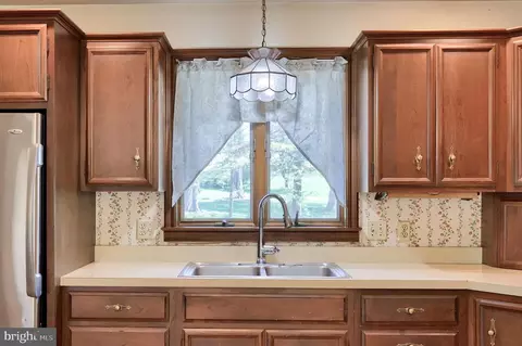 Kitchen - 242 Skyview Ln, Lititz, PA 17543 photo 4 of 5