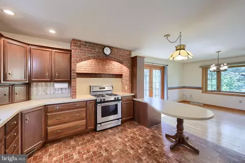 Kitchen - 242 Skyview Ln, Lititz, PA 17543 photo 3 of 5