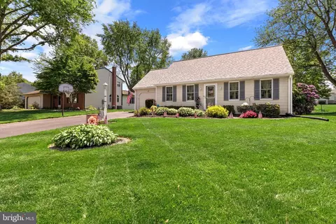 925 Indian Springs Dr, Lancaster, PA 17601