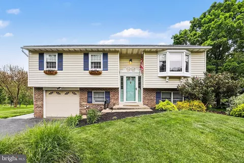 2280 Bob White Ln, Lancaster, PA 17601