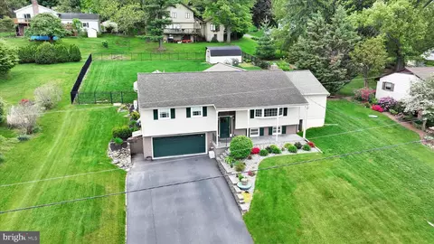 230 Edgewood Dr, New Holland, PA 17557