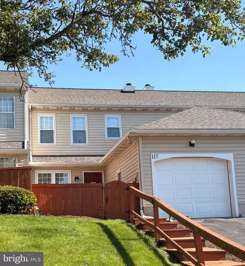 117 Treetops Dr, Lancaster, PA 17601