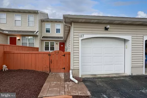117 Treetops Dr, Lancaster, PA 17601