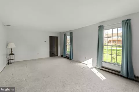Living - 2 Arlin Cir, Lititz, PA 17543 photo 3 of 5