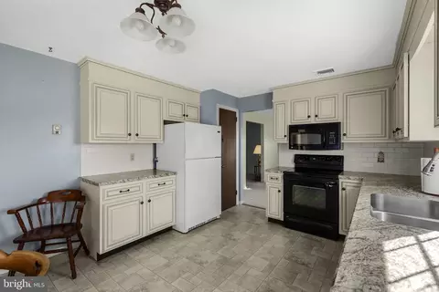 Kitchen - 2 Arlin Cir, Lititz, PA 17543 photo 3 of 3