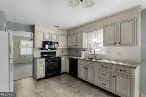 Kitchen - 2 Arlin Cir, Lititz, PA 17543 photo 2 of 3