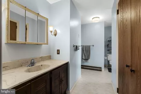 Bath - 2 Arlin Cir, Lititz, PA 17543 photo 2 of 2