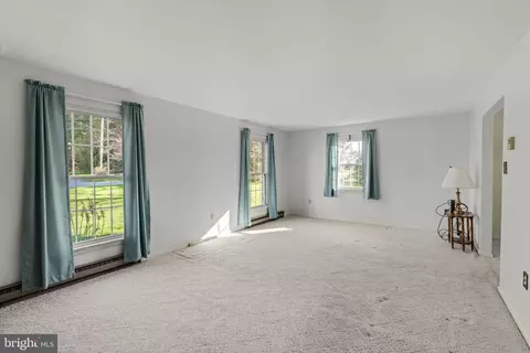 Living - 2 Arlin Cir, Lititz, PA 17543 photo 2 of 5