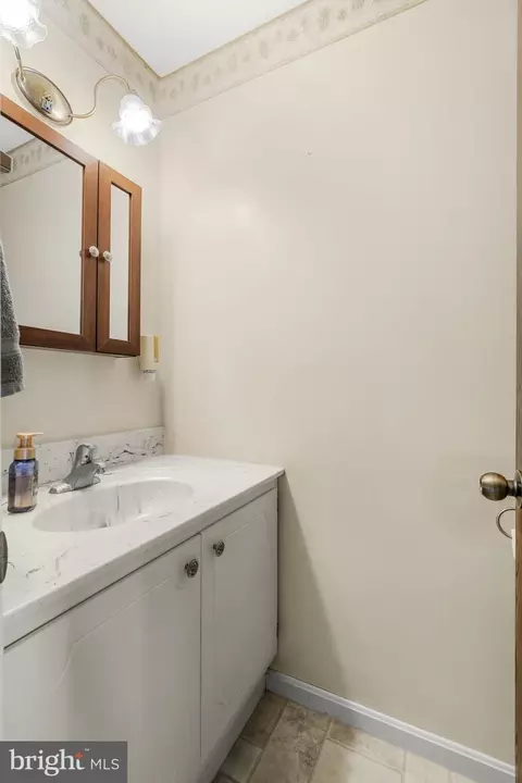 Bath - 2 Arlin Cir, Lititz, PA 17543 photo 1 of 2