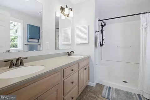 Bath - 35 Pinewood Ave, Lititz, PA 17543 photo 2 of 3