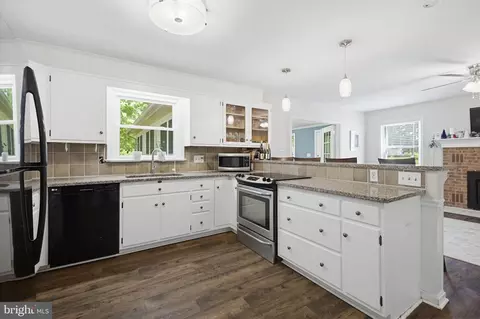 Kitchen - 35 Pinewood Ave, Lititz, PA 17543 photo 1 of 3