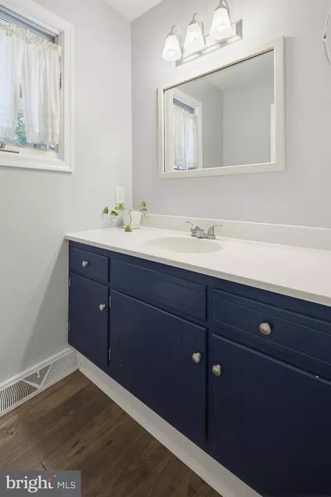 Bath - 35 Pinewood Ave, Lititz, PA 17543 photo 1 of 3