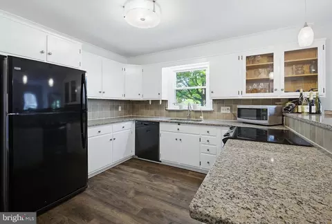 Kitchen - 35 Pinewood Ave, Lititz, PA 17543 photo 2 of 3