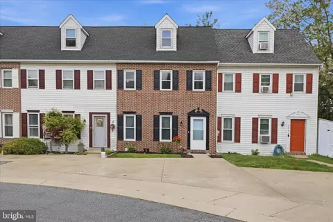 279 Heatherwood Dr, Ephrata, PA 17522