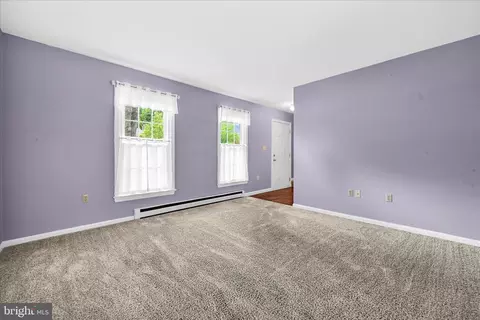 Living - 433 Springfield Ct, Lititz, PA 17543 photo 2 of 3