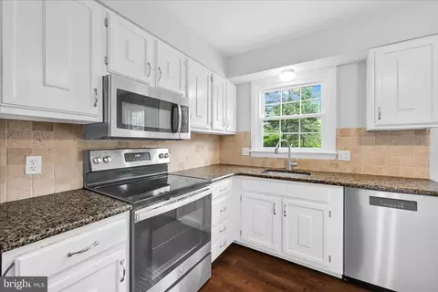 Kitchen - 433 Springfield Ct, Lititz, PA 17543 photo 3 of 3
