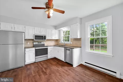 Kitchen - 433 Springfield Ct, Lititz, PA 17543 photo 1 of 3