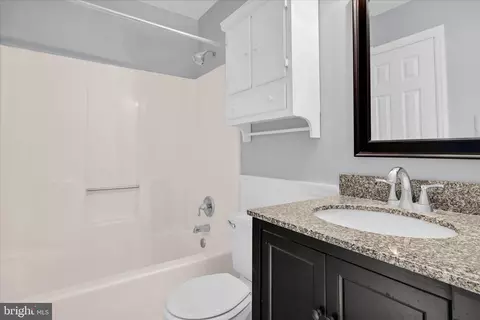 Bath - 433 Springfield Ct, Lititz, PA 17543 photo 1 of 2