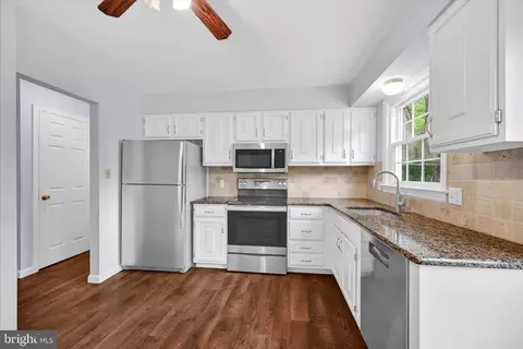 Kitchen - 433 Springfield Ct, Lititz, PA 17543 photo 2 of 3
