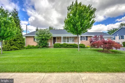 13 Meadow Ln, New Holland, PA 17557