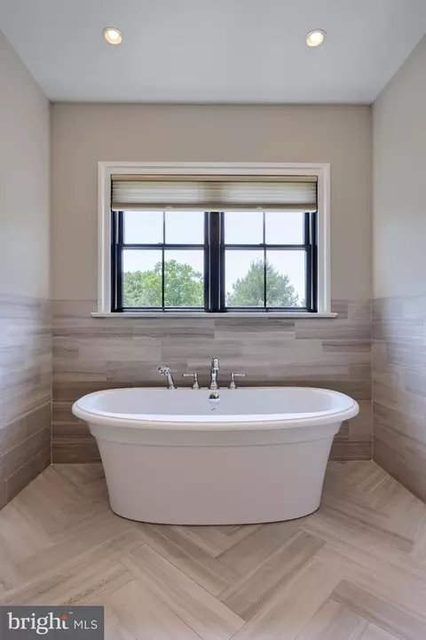 Bath - 428 Southampton Dr, Lititz, PA 17543 photo 2 of 9