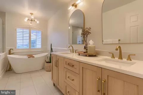 Bath - 1017 Sloan St, Lititz, PA 17543 photo 1 of 3