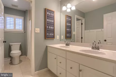 Bath - 1017 Sloan St, Lititz, PA 17543 photo 3 of 3