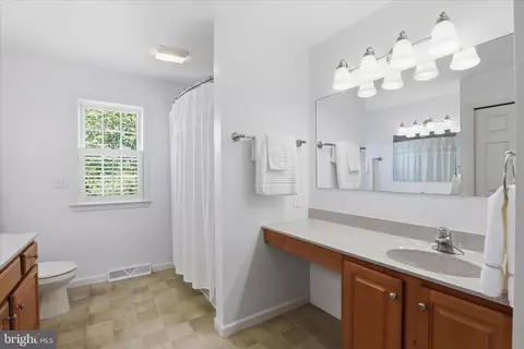Bath - 533 Thornberry Ln, Lititz, PA 17543 photo 1 of 3