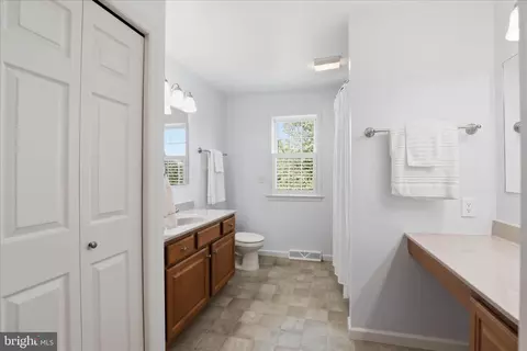 Bath - 533 Thornberry Ln, Lititz, PA 17543 photo 2 of 3