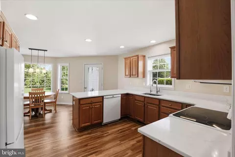 Kitchen - 533 Thornberry Ln, Lititz, PA 17543 photo 3 of 3